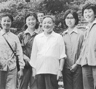 1979年邓小平与几位大学生合影.png